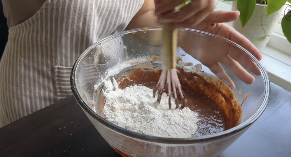 Čokoládový dort z hrnce s krémem a polevou – nadýchaný dezert z trouby krok za krokem