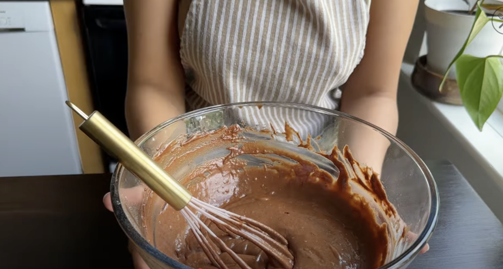 Čokoládový dort z hrnce s krémem a polevou – nadýchaný dezert z trouby krok za krokem