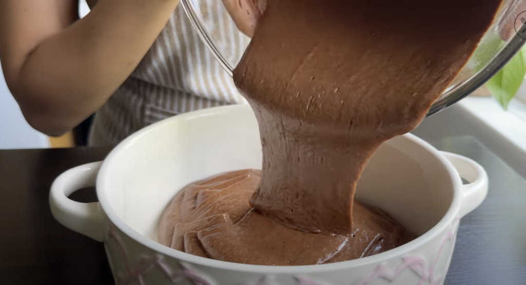 Čokoládový dort z hrnce s krémem a polevou – nadýchaný dezert z trouby krok za krokem