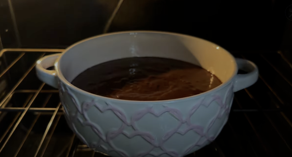 Čokoládový dort z hrnce s krémem a polevou – nadýchaný dezert z trouby krok za krokem