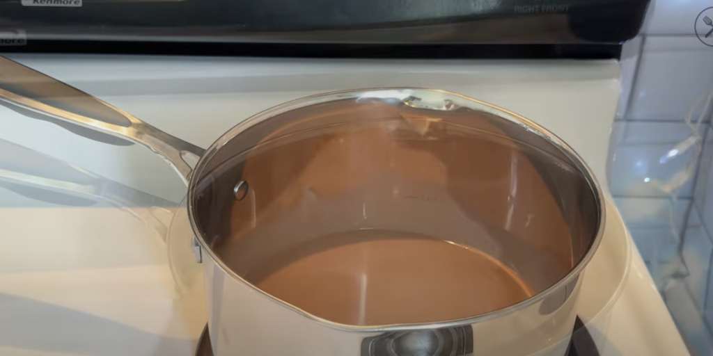 Čokoládový dort z hrnce s krémem a polevou – nadýchaný dezert z trouby krok za krokem