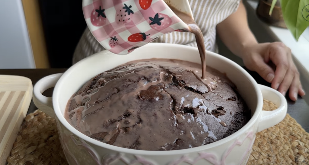 Čokoládový dort z hrnce s krémem a polevou – nadýchaný dezert z trouby krok za krokem