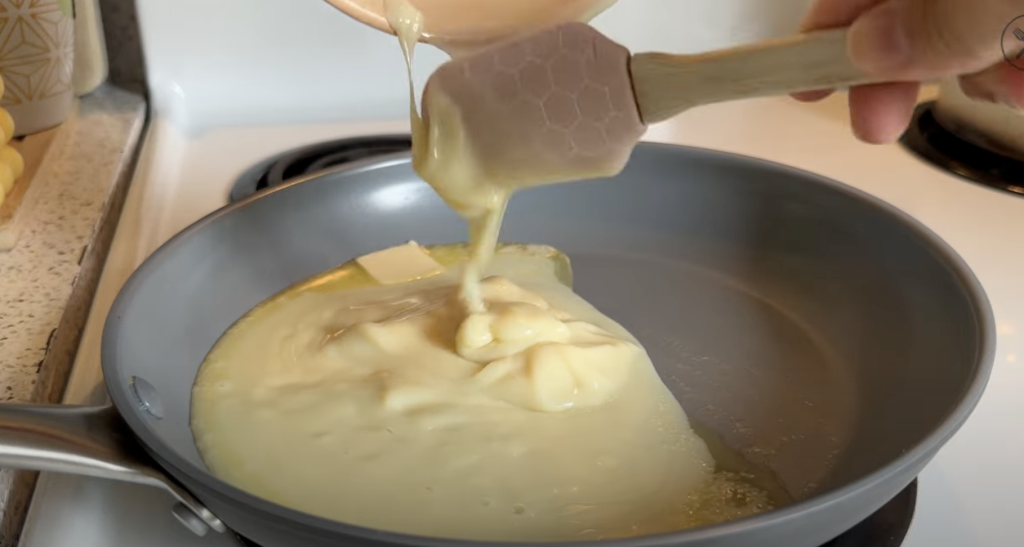 Čokoládový dort z hrnce s krémem a polevou – nadýchaný dezert z trouby krok za krokem