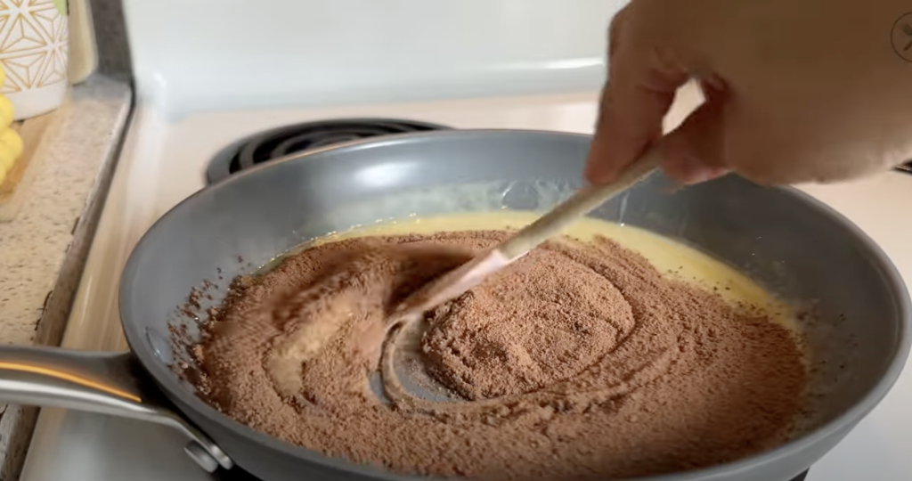 Čokoládový dort z hrnce s krémem a polevou – nadýchaný dezert z trouby krok za krokem