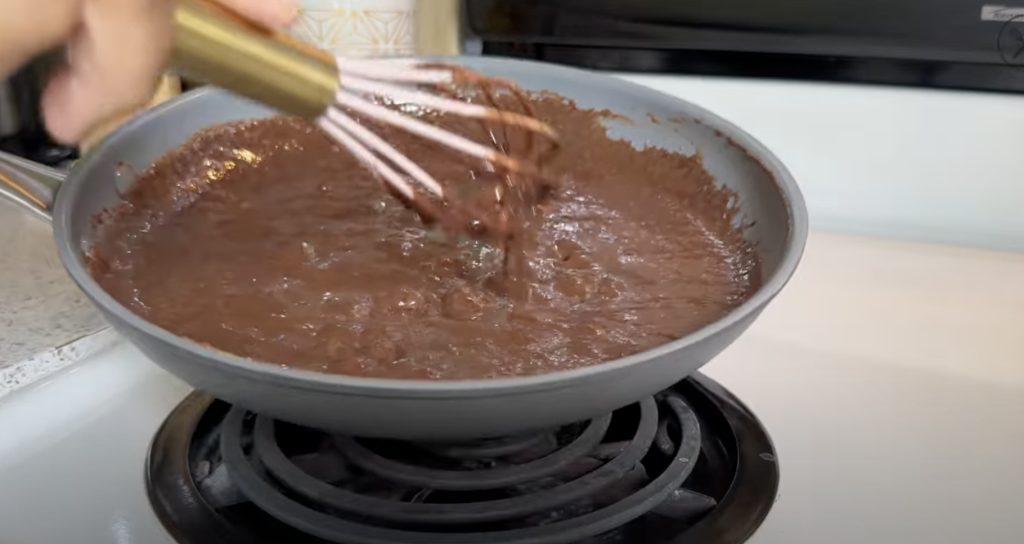 Čokoládový dort z hrnce s krémem a polevou – nadýchaný dezert z trouby krok za krokem