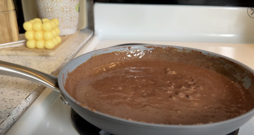 Čokoládový dort z hrnce s krémem a polevou – nadýchaný dezert z trouby krok za krokem