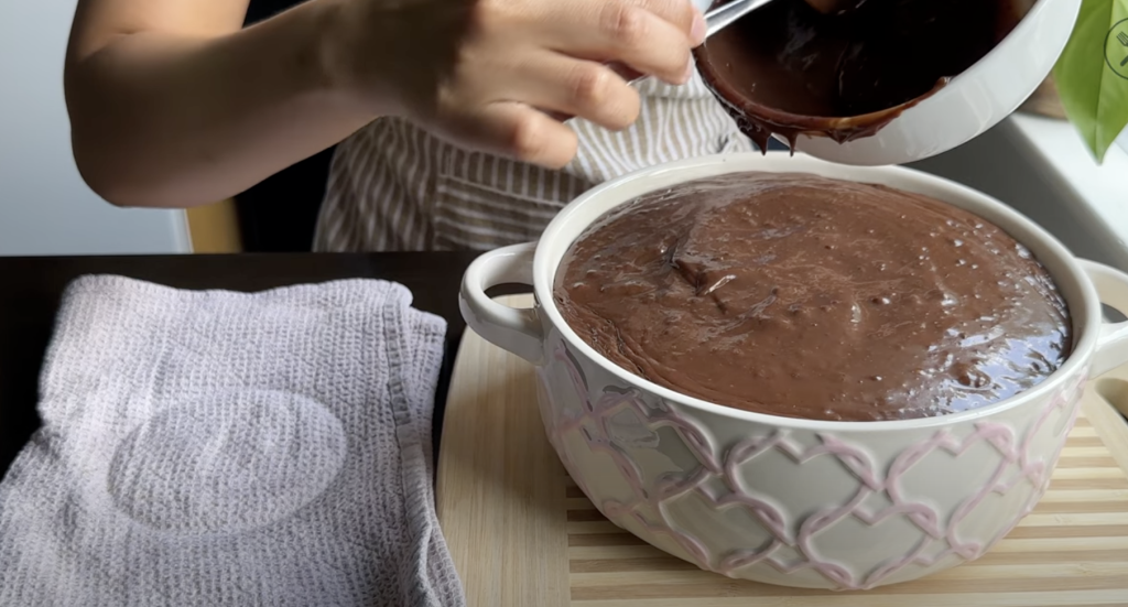 Čokoládový dort z hrnce s krémem a polevou – nadýchaný dezert z trouby krok za krokem