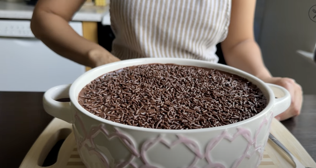 Čokoládový dort z hrnce s krémem a polevou – nadýchaný dezert z trouby krok za krokem