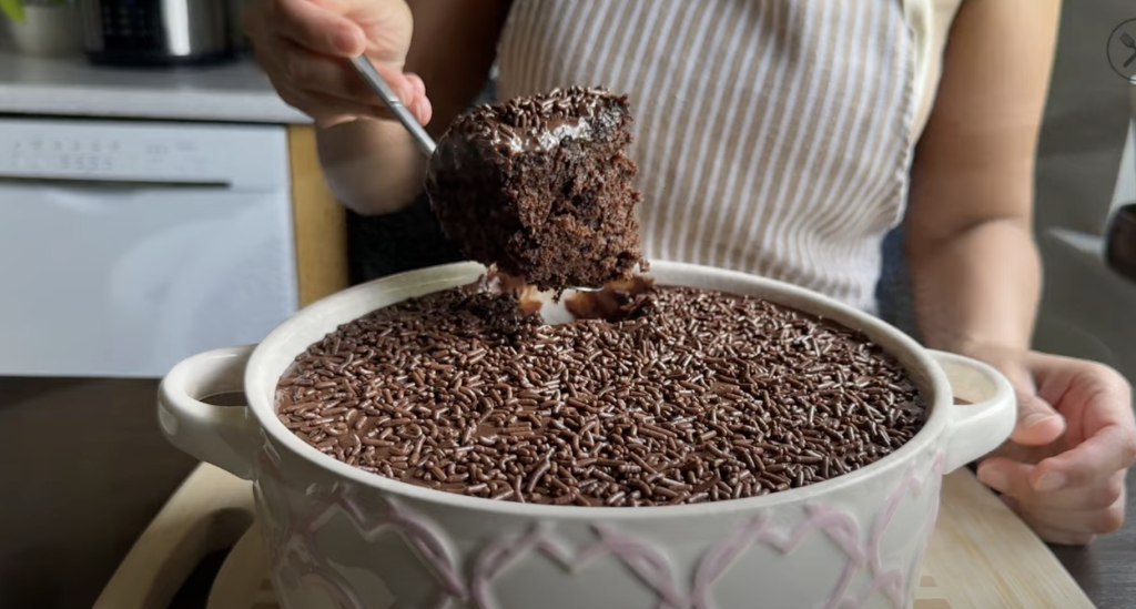 Čokoládový dort z hrnce s krémem a polevou – nadýchaný dezert z trouby krok za krokem