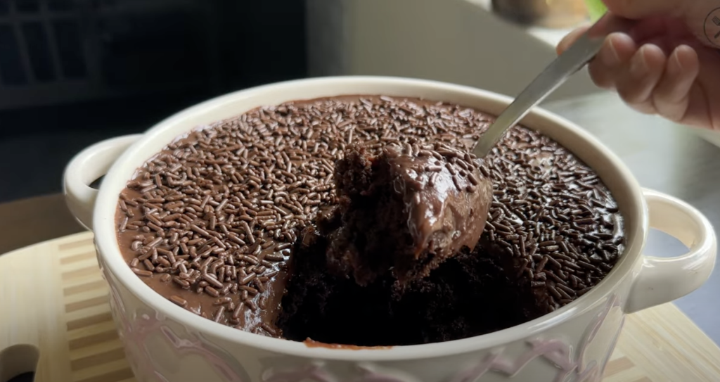 Čokoládový dort z hrnce s krémem a polevou – nadýchaný dezert z trouby krok za krokem