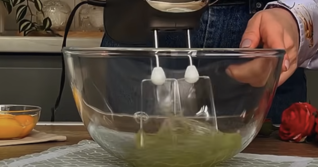 Elegantní čokoládový dort s třešněmi, smetanovým krémem s oříšky – dokonalý dort, který se rozplývá v ústech