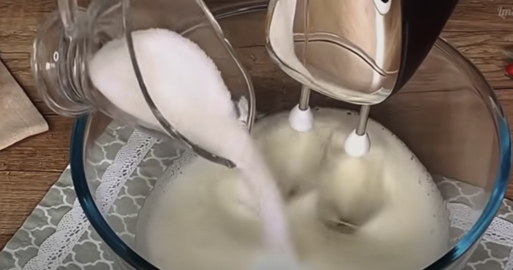 Elegantní čokoládový dort s třešněmi, smetanovým krémem s oříšky – dokonalý dort, který se rozplývá v ústech