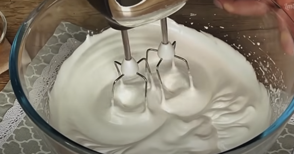 Elegantní čokoládový dort s třešněmi, smetanovým krémem s oříšky – dokonalý dort, který se rozplývá v ústech