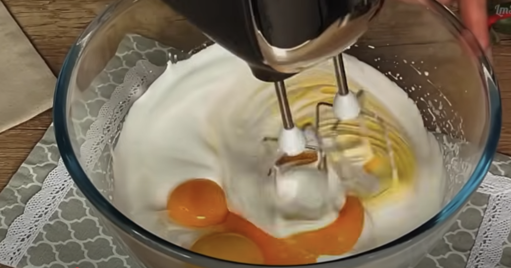 Elegantní čokoládový dort s třešněmi, smetanovým krémem s oříšky – dokonalý dort, který se rozplývá v ústech