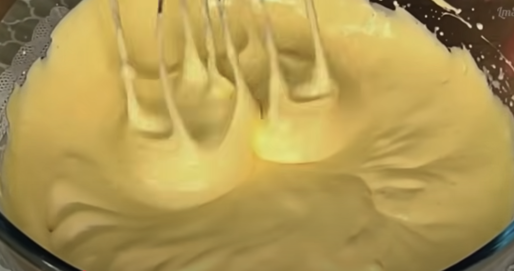 Elegantní čokoládový dort s třešněmi, smetanovým krémem s oříšky – dokonalý dort, který se rozplývá v ústech