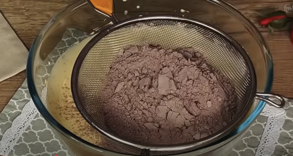 Elegantní čokoládový dort s třešněmi, smetanovým krémem s oříšky – dokonalý dort, který se rozplývá v ústech