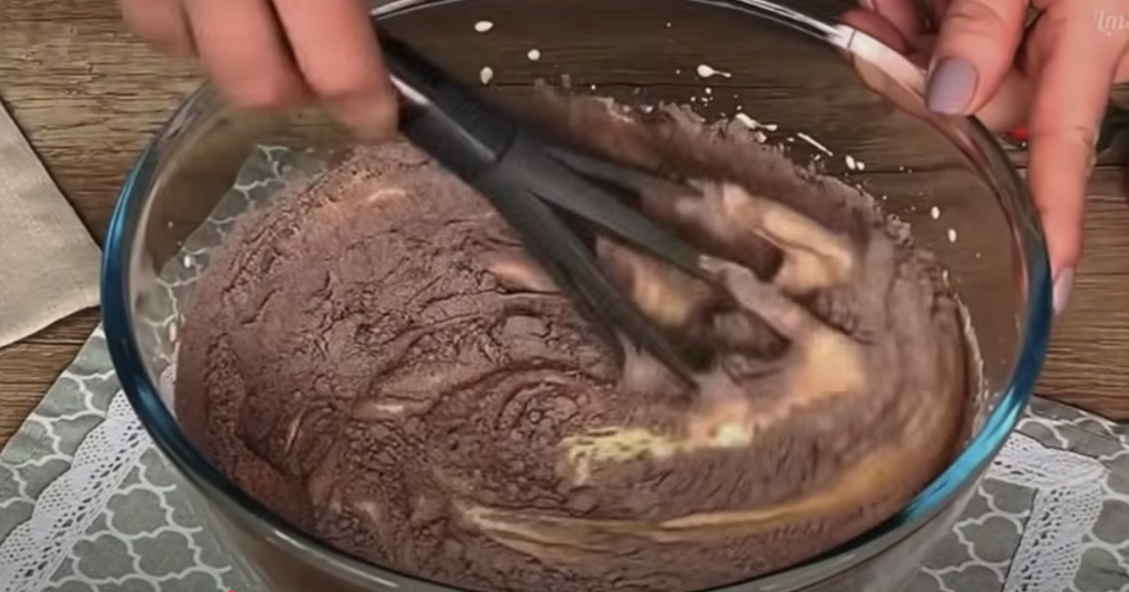 Elegantní čokoládový dort s třešněmi, smetanovým krémem s oříšky – dokonalý dort, který se rozplývá v ústech