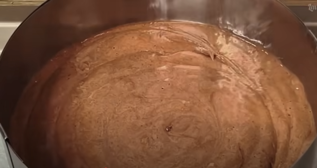 Elegantní čokoládový dort s třešněmi, smetanovým krémem s oříšky – dokonalý dort, který se rozplývá v ústech