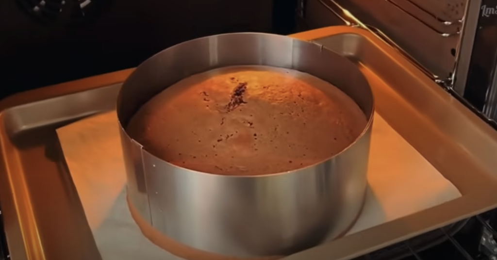 Elegantní čokoládový dort s třešněmi, smetanovým krémem s oříšky – dokonalý dort, který se rozplývá v ústech