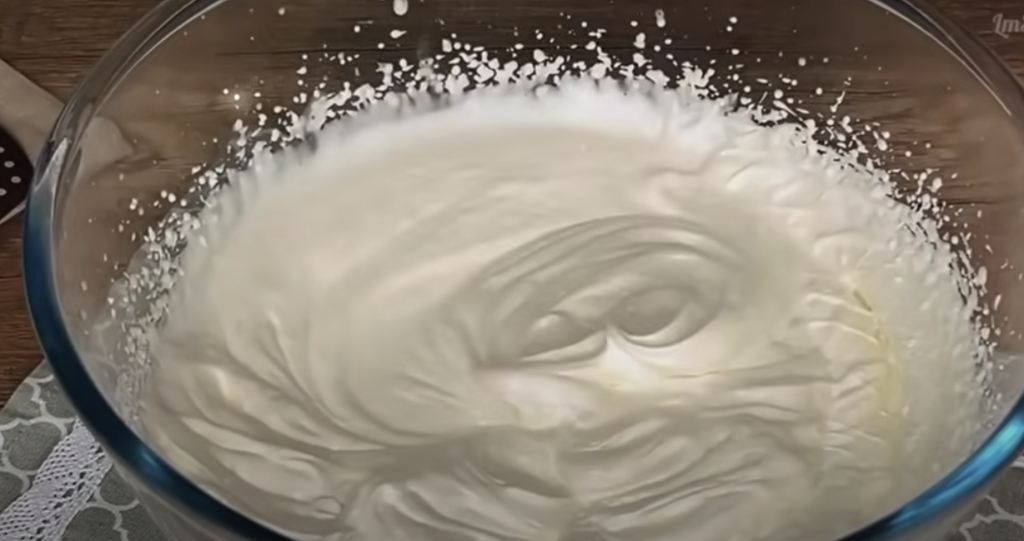 Elegantní čokoládový dort s třešněmi, smetanovým krémem s oříšky – dokonalý dort, který se rozplývá v ústech