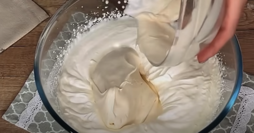 Elegantní čokoládový dort s třešněmi, smetanovým krémem s oříšky – dokonalý dort, který se rozplývá v ústech