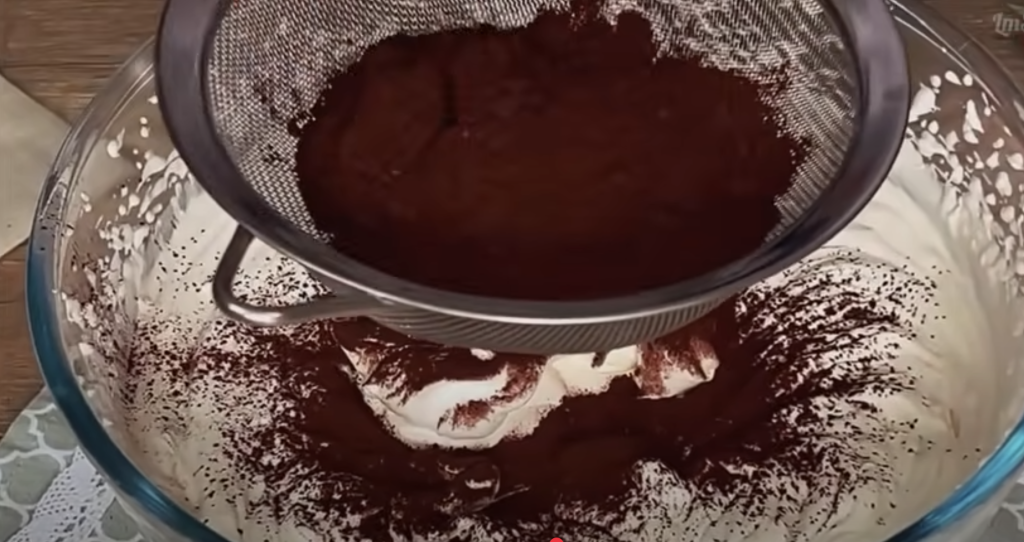 Elegantní čokoládový dort s třešněmi, smetanovým krémem s oříšky – dokonalý dort, který se rozplývá v ústech