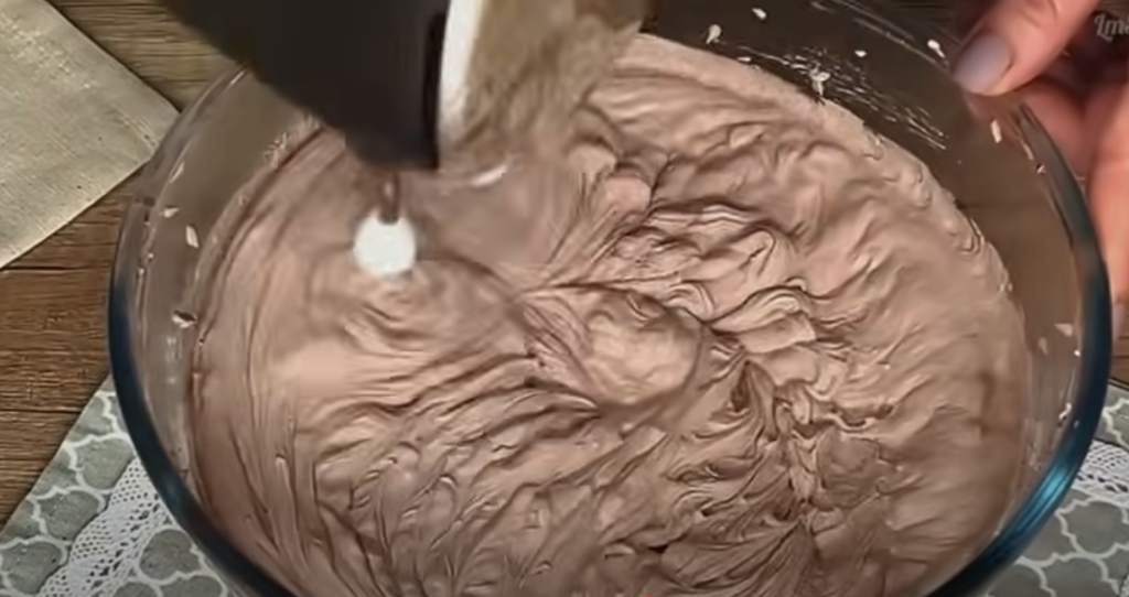 Elegantní čokoládový dort s třešněmi, smetanovým krémem s oříšky – dokonalý dort, který se rozplývá v ústech