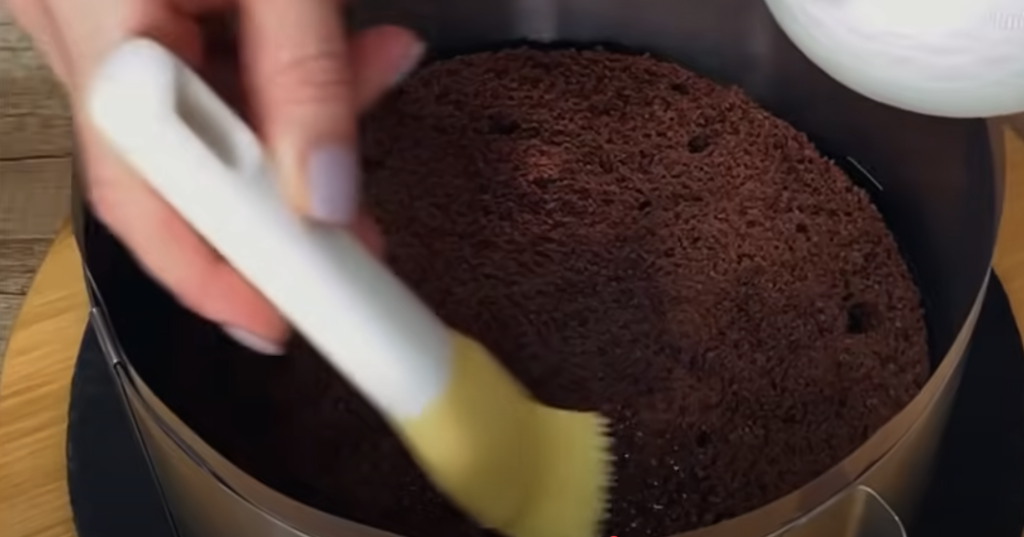 Elegantní čokoládový dort s třešněmi, smetanovým krémem s oříšky – dokonalý dort, který se rozplývá v ústech