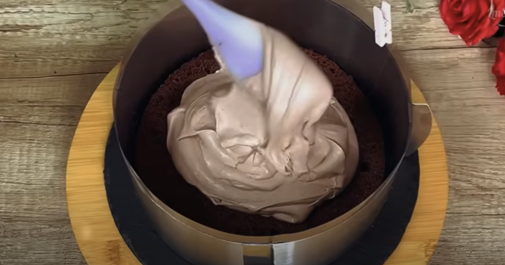 Elegantní čokoládový dort s třešněmi, smetanovým krémem s oříšky – dokonalý dort, který se rozplývá v ústech