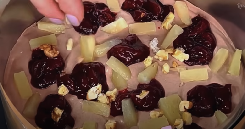 Elegantní čokoládový dort s třešněmi, smetanovým krémem s oříšky – dokonalý dort, který se rozplývá v ústech