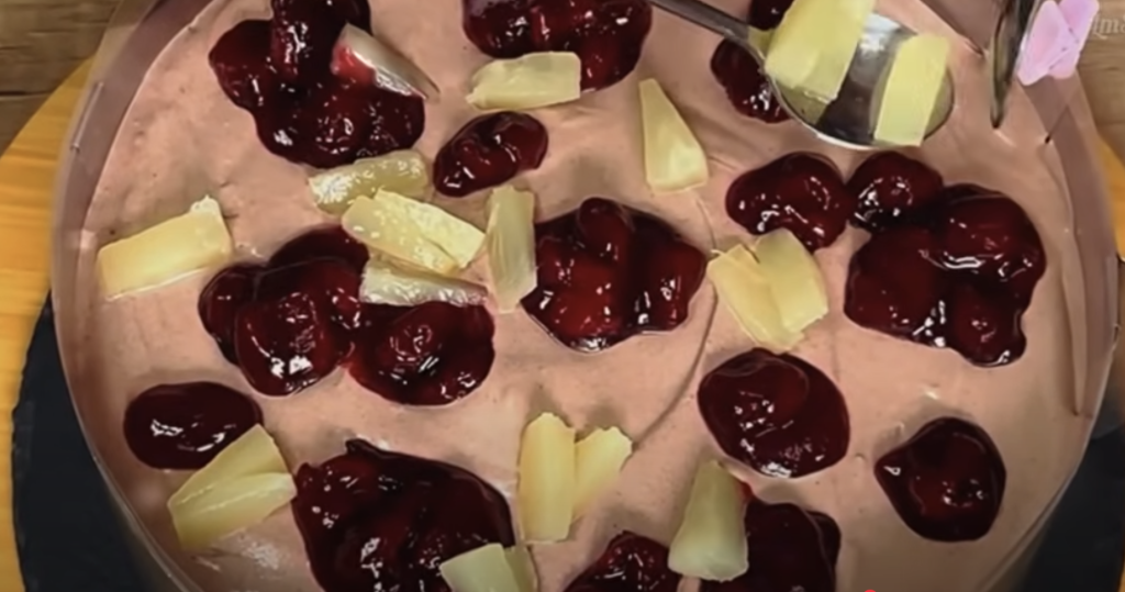 Elegantní čokoládový dort s třešněmi, smetanovým krémem s oříšky – dokonalý dort, který se rozplývá v ústech