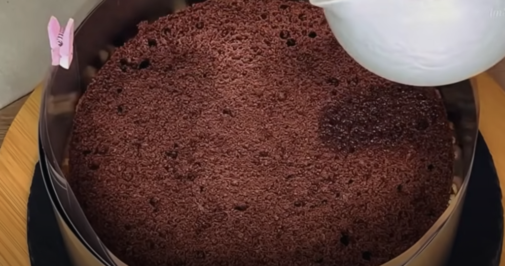 Elegantní čokoládový dort s třešněmi, smetanovým krémem s oříšky – dokonalý dort, který se rozplývá v ústech