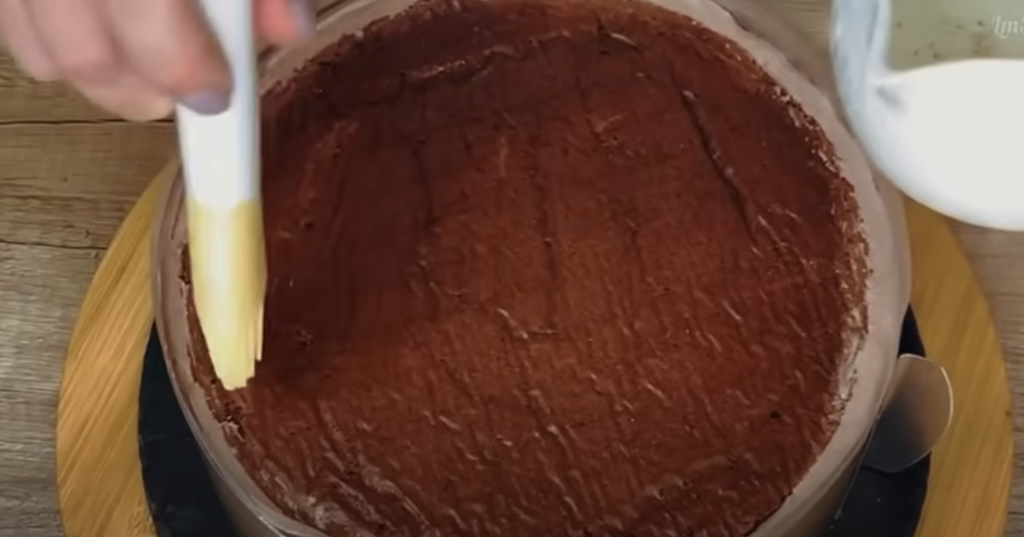 Elegantní čokoládový dort s třešněmi, smetanovým krémem s oříšky – dokonalý dort, který se rozplývá v ústech