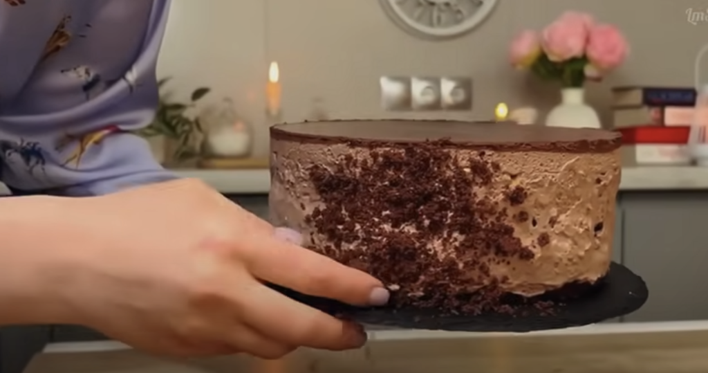 Elegantní čokoládový dort s třešněmi, smetanovým krémem s oříšky – dokonalý dort, který se rozplývá v ústech