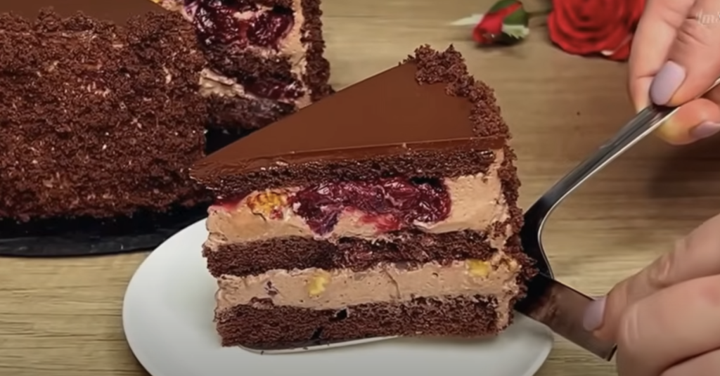 Elegantní čokoládový dort s třešněmi, smetanovým krémem s oříšky – dokonalý dort, který se rozplývá v ústech