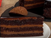 Recept na sametový čokoládový dort s krémem a lesklou polevou
