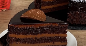 Recept na sametový čokoládový dort s krémem a lesklou polevou Recept na sametový čokoládový dort s krémem a lesklou polevou