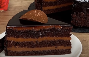 Recept na sametový čokoládový dort s krémem a lesklou polevou