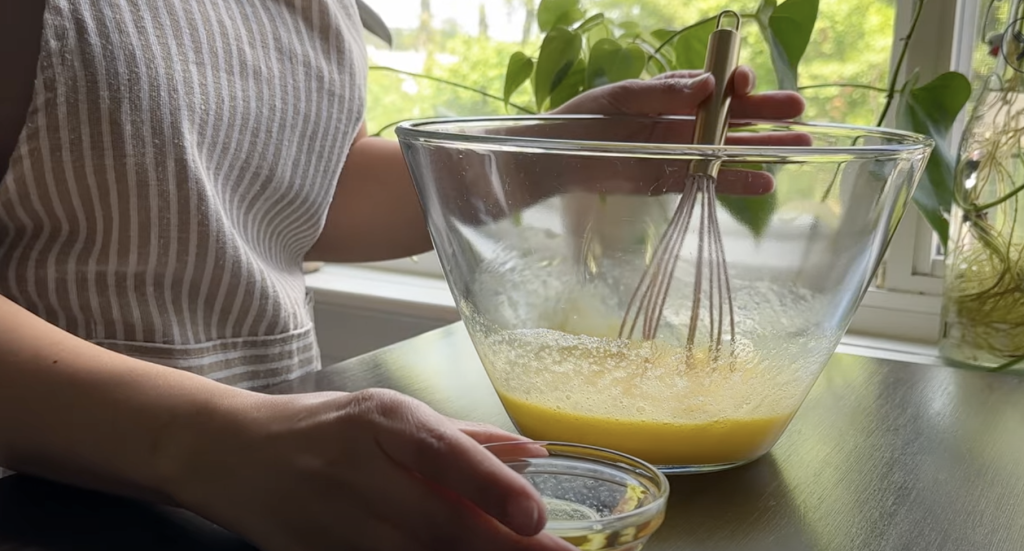 Čokoládový dort z hrnce s krémem a polevou – nadýchaný dezert z trouby krok za krokem