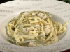 Krémové tagliatelle s kuřecím masem, česnekovou omáčkou a goudou