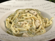 Krémové tagliatelle s kuřecím masem, česnekovou omáčkou a goudou