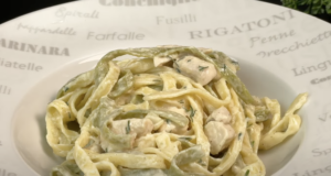 Krémové tagliatelle s kuřecím masem, česnekovou omáčkou a goudou Krémové tagliatelle s kuřecím masem, česnekovou omáčkou a goudou