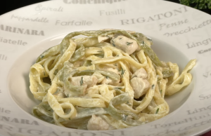 Krémové tagliatelle s kuřecím masem, česnekovou omáčkou a goudou