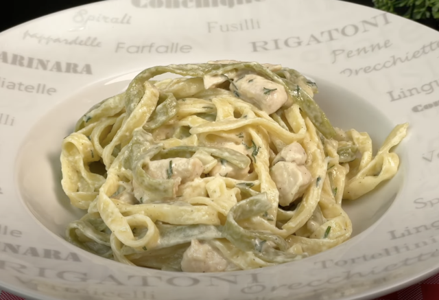 Krémové tagliatelle s kuřecím masem, česnekovou omáčkou a goudou