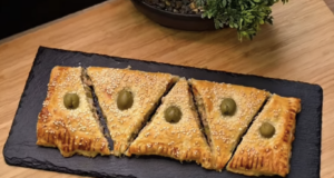 Rychlé tuňákové trojúhelníčky z listového těsta s olivami a sezamem – lahodný snack za pár minut Rychlé tuňákové trojúhelníčky z listového těsta s olivami a sezamem – lahodný snack za pár minut