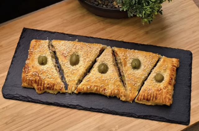 Rychlé tuňákové trojúhelníčky z listového těsta s olivami a sezamem – lahodný snack za pár minut