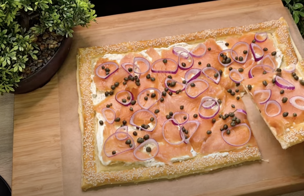 Slaný listový koláč s krémovým sýrem, uzeným lososem, cibulí a kapary