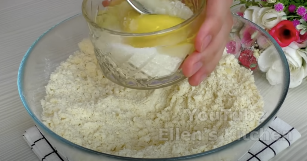 Voňavý drobenkový koláč s karamelizovanými jablky a skořicí – ideální ke kávě či šálku horkého čaje