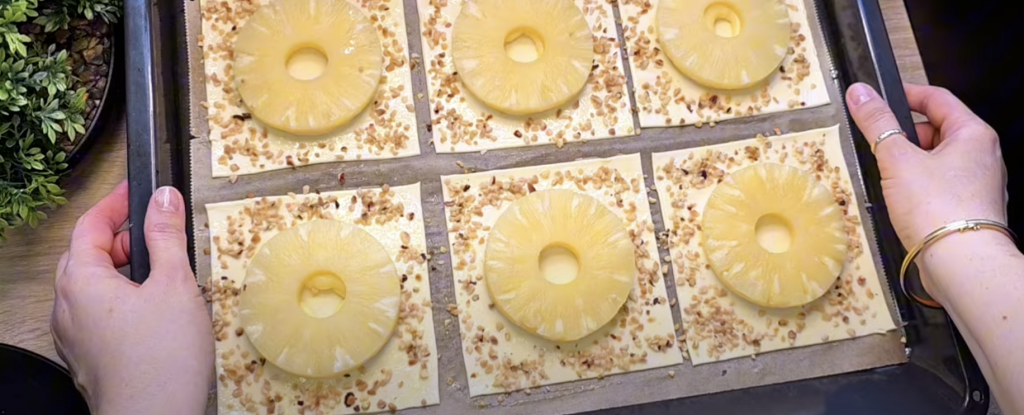 Rychlé čtverce z listového těsta s vanilkovým krémem, ananasem a malinou