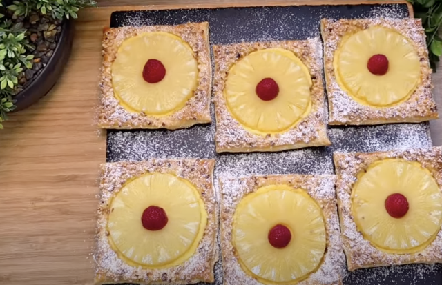 Rychlé čtverce z listového těsta s vanilkovým krémem, ananasem a malinou